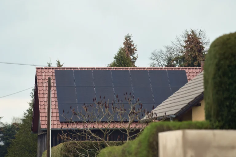 Installation des panneaux solaires sur les toits